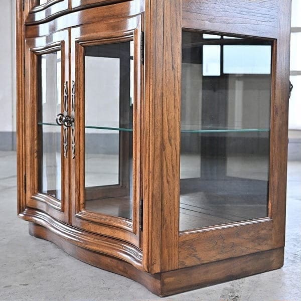 Vintage Vitrine Grand Villa von Drexel Heritage mit Glaseinlegeböden und Beleuchtung