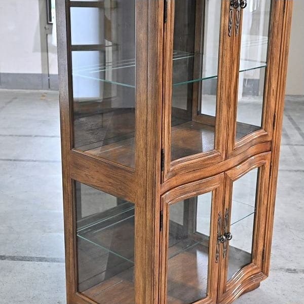 Vintage Vitrine Grand Villa von Drexel Heritage mit Glaseinlegeböden und Beleuchtung