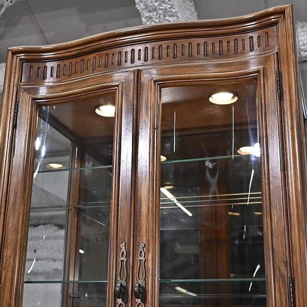 Vintage Vitrine Grand Villa von Drexel Heritage mit Glaseinlegeböden und Beleuchtung