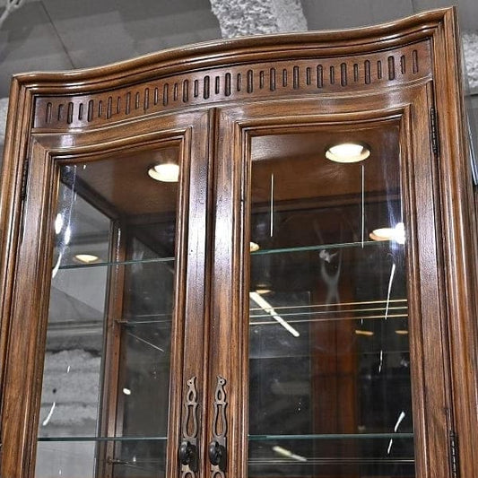 Vintage Vitrine Grand Villa von Drexel Heritage mit Glaseinlegeböden und Beleuchtung
