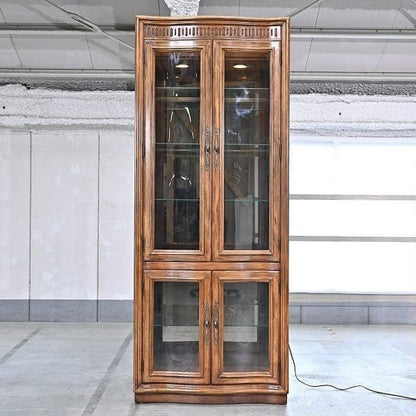 Vintage Vitrine Grand Villa von Drexel Heritage mit Glaseinlegeböden und Beleuchtung