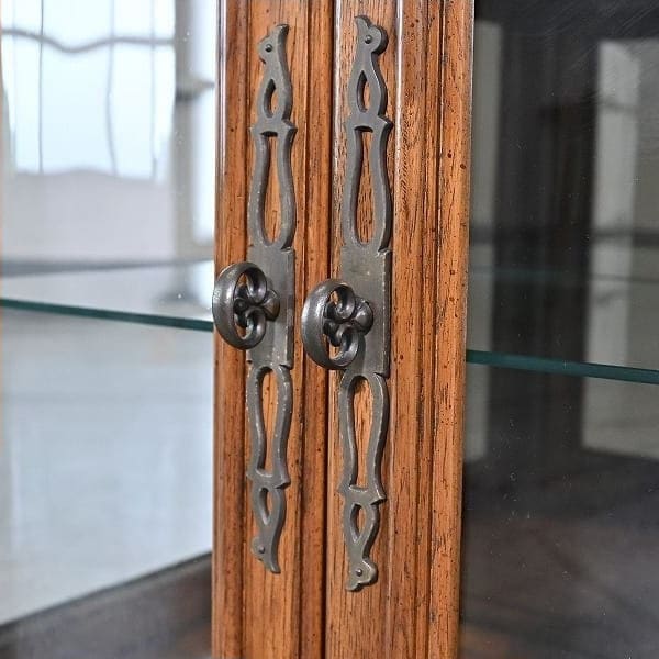 Vintage Vitrine Grand Villa von Drexel Heritage mit Glaseinlegeböden und Beleuchtung