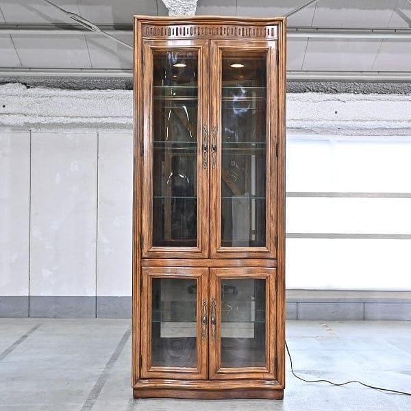 Vintage Vitrine Grand Villa von Drexel Heritage mit Glaseinlegeböden und Beleuchtung