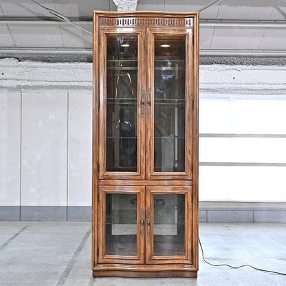 Vintage Vitrine Grand Villa von Drexel Heritage mit Glaseinlegeböden und Beleuchtung