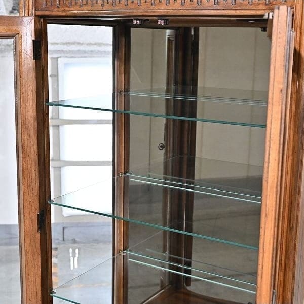 Vintage Vitrine Grand Villa von Drexel Heritage mit Glaseinlegeböden und Beleuchtung