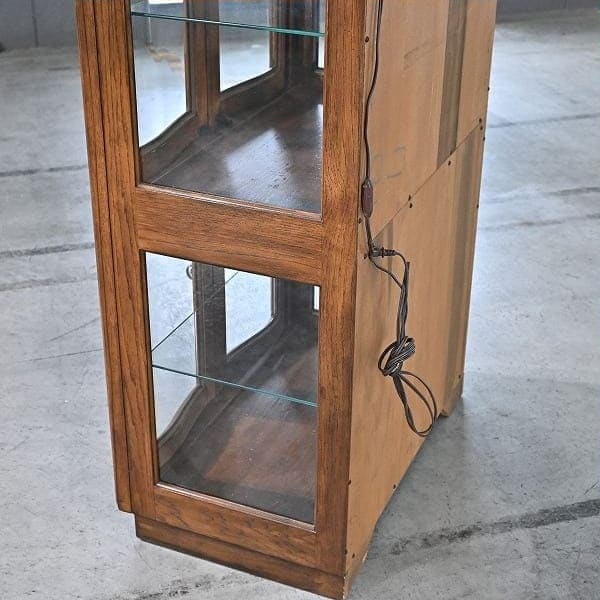Vintage Vitrine Grand Villa von Drexel Heritage mit Glaseinlegeböden und Beleuchtung