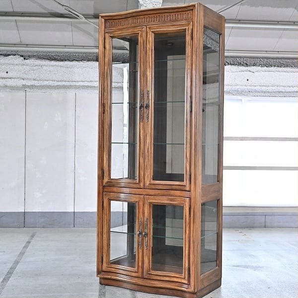 Vintage Vitrine Grand Villa von Drexel Heritage mit Glaseinlegeböden und Beleuchtung
