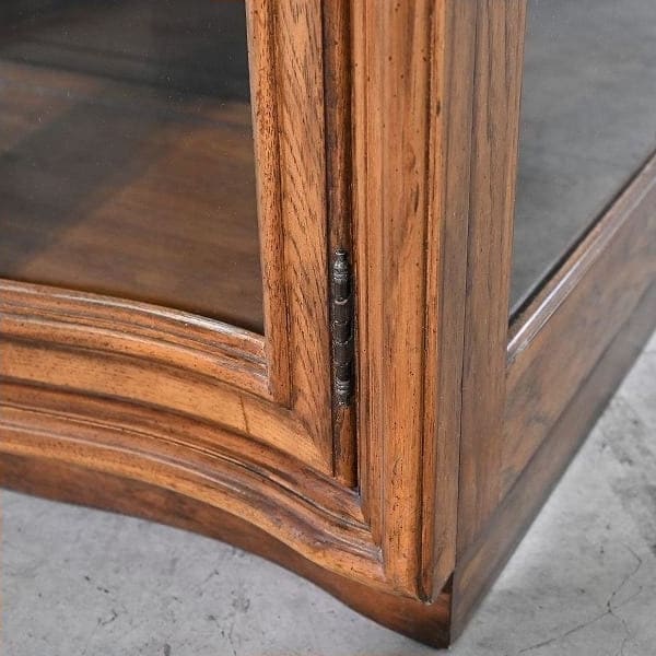 Vintage Vitrine Grand Villa von Drexel Heritage mit Glaseinlegeböden und Beleuchtung