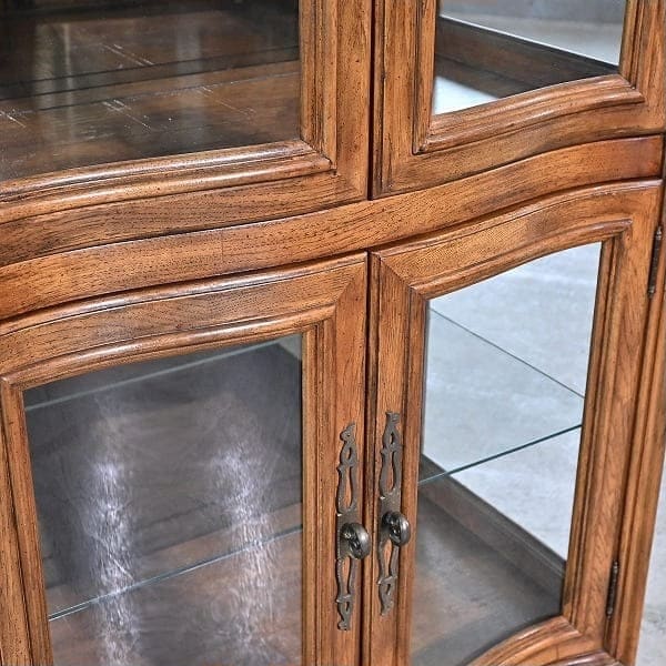 Vintage Vitrine Grand Villa von Drexel Heritage mit Glaseinlegeböden und Beleuchtung