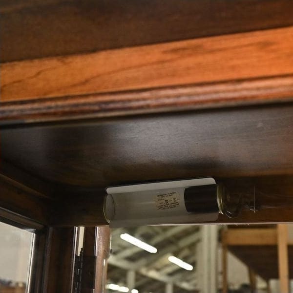 Vintage Vitrine Grand Villa von Drexel Heritage mit Glaseinlegeböden und Beleuchtung