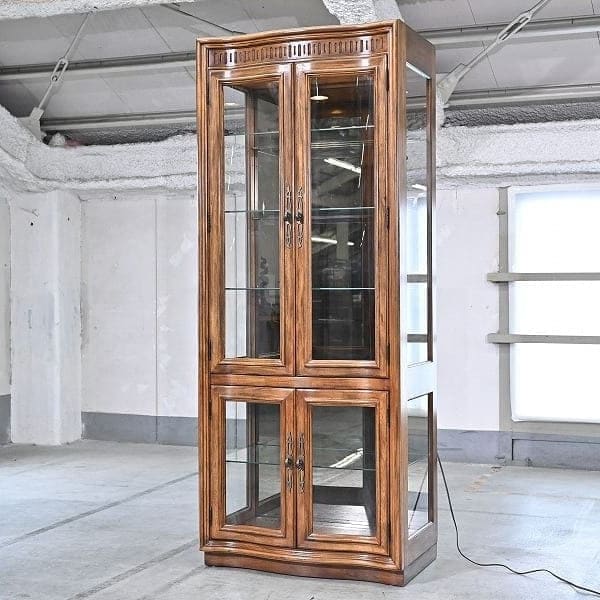 Vintage Vitrine Grand Villa von Drexel Heritage mit Glaseinlegeböden und Beleuchtung