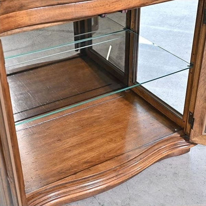 Vintage Vitrine Grand Villa von Drexel Heritage mit Glaseinlegeböden und Beleuchtung
