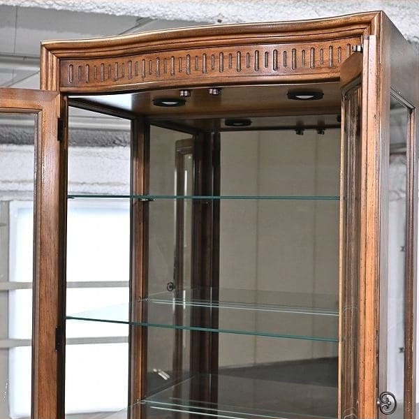 Vintage Vitrine Grand Villa von Drexel Heritage mit Glaseinlegeböden und Beleuchtung