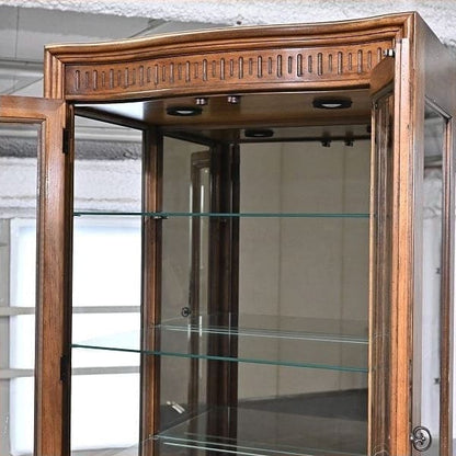 Vintage Vitrine Grand Villa von Drexel Heritage mit Glaseinlegeböden und Beleuchtung