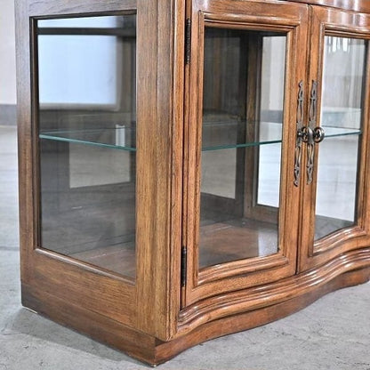 Vintage Vitrine Grand Villa von Drexel Heritage mit Glaseinlegeböden und Beleuchtung