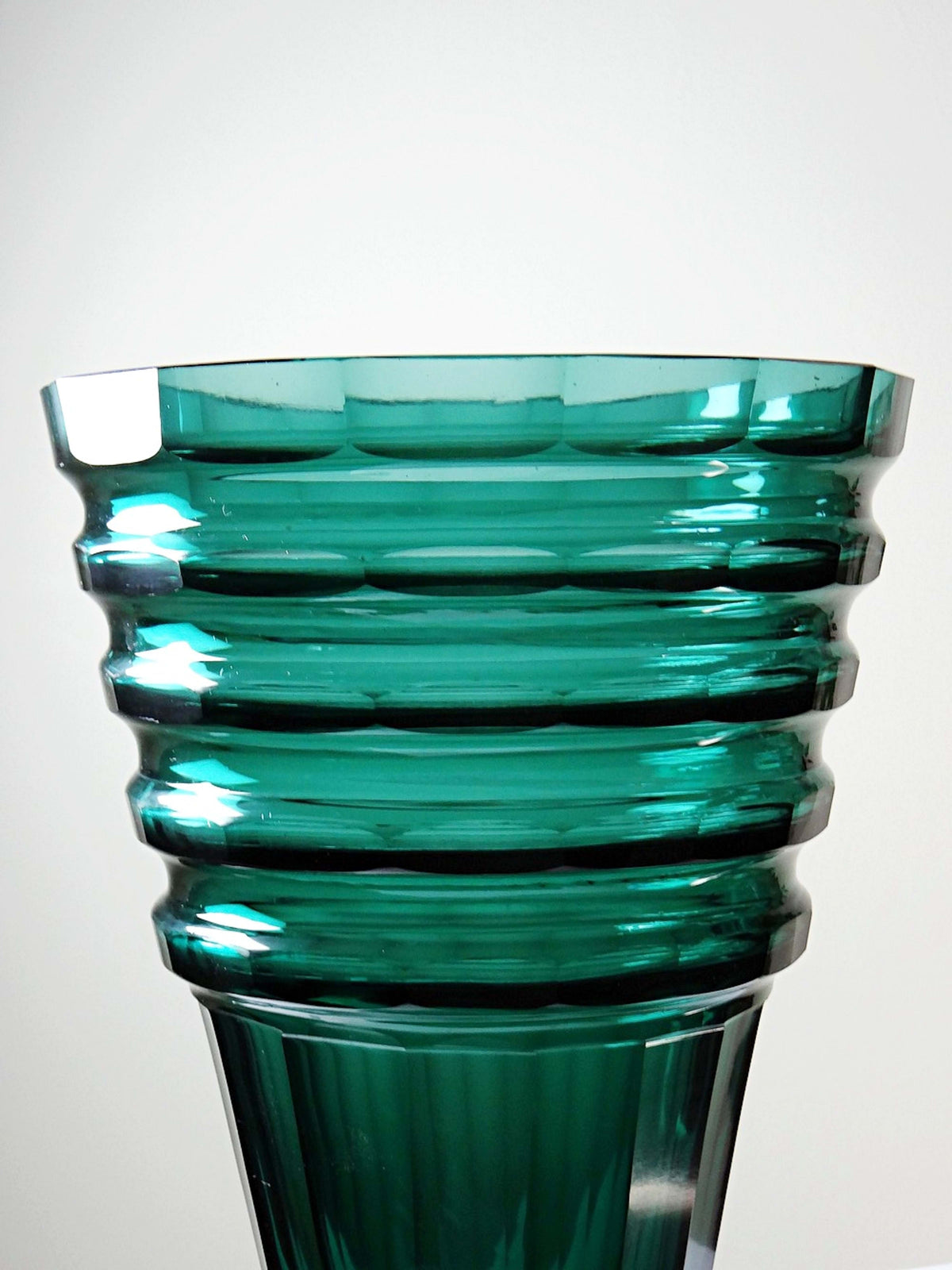 Antike Art Déco Kristallvase Smaragdgrün, Böhmen 1920-1930