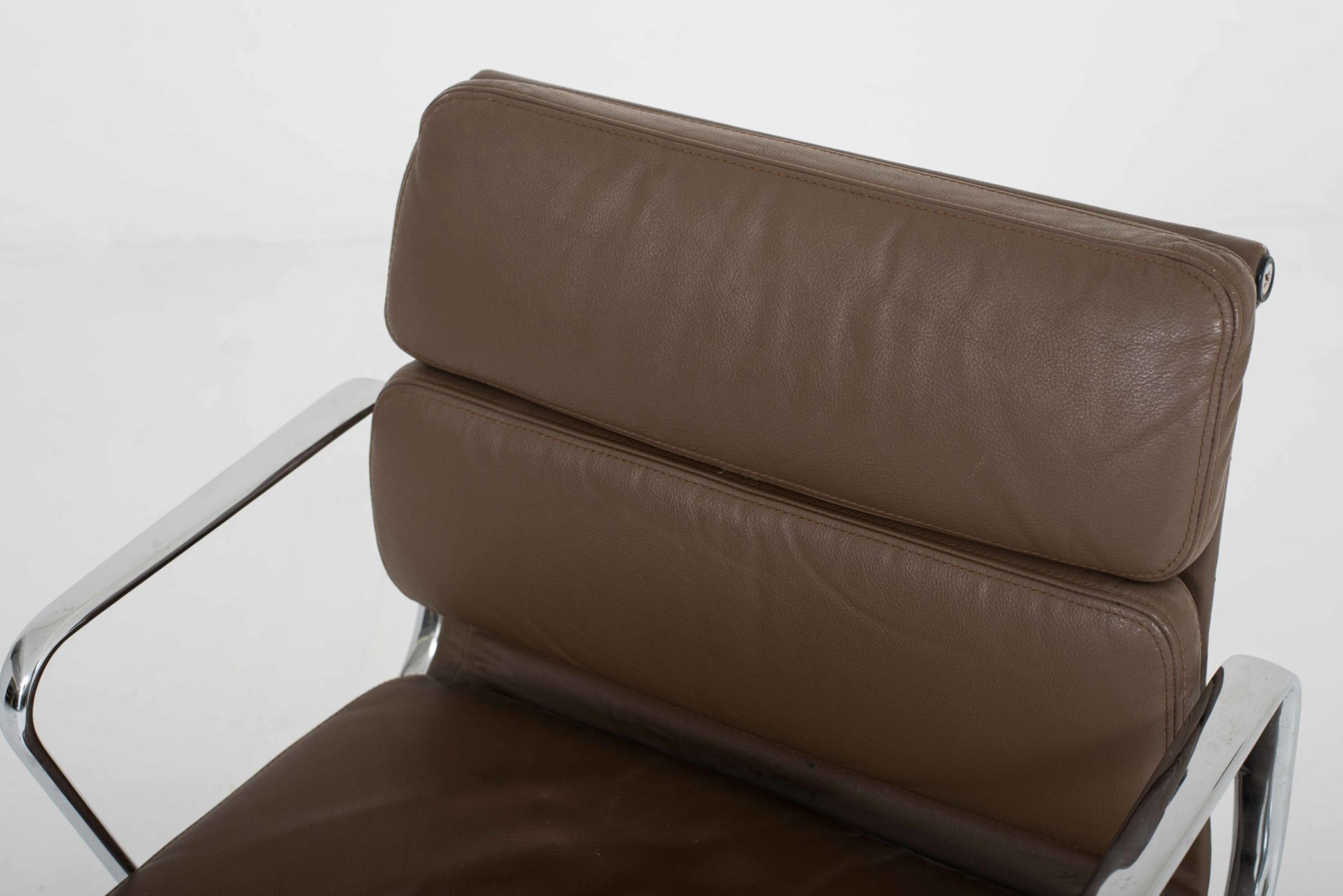 Vintage Bürostuhl EA 208 von Charles und Ray Eames für Vitra braunes Leder