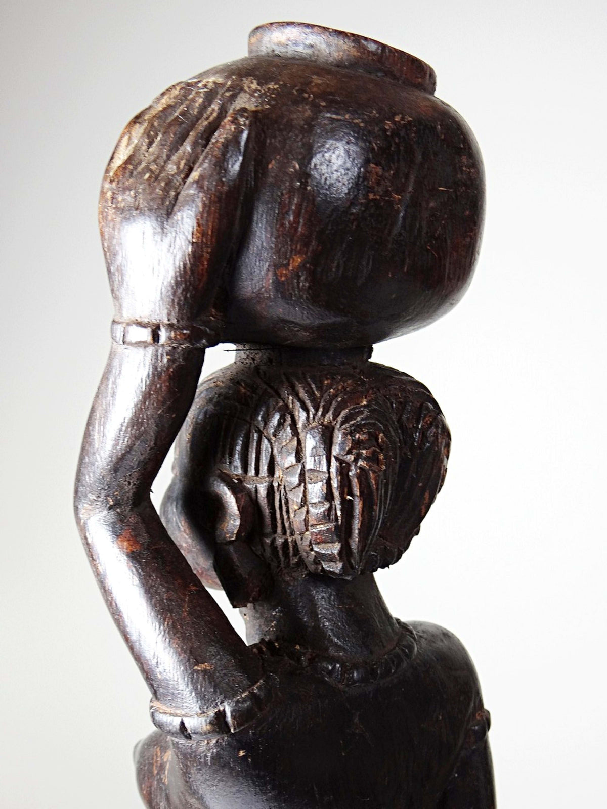 Vintage Holzskulptur "Frau mit Krug" Westafrika