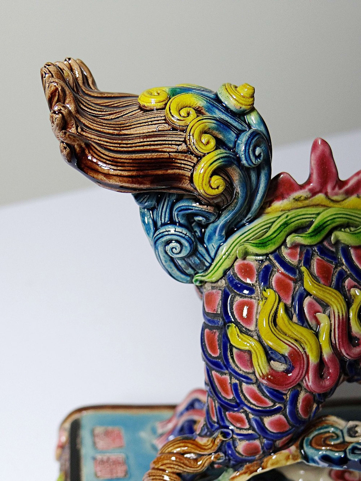 Chinesische Qilin Skulptur aus Keramik von Jiaozhi, polychrom emailliert