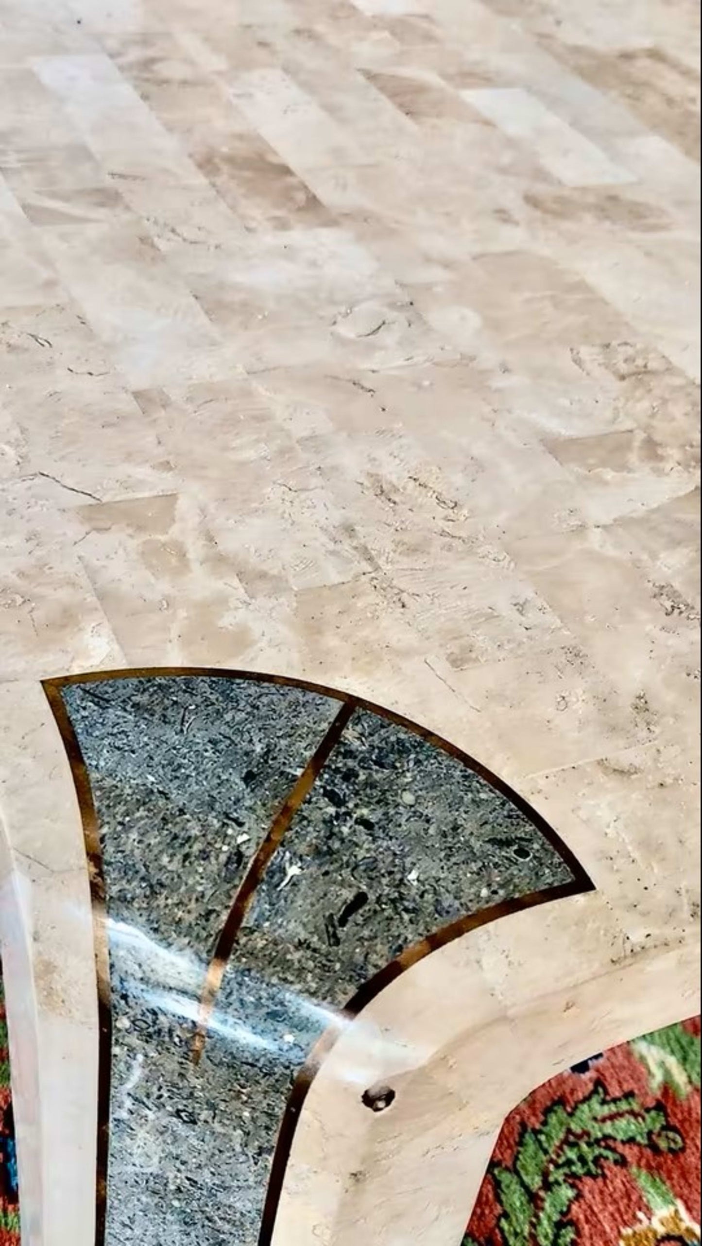 Vintage Couchtisch mit Tessellat-Marmoroberfläche im Wasserfall-Stil