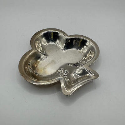 Bol vintage en argent massif à motif de trèfle, ludique et décoratif.