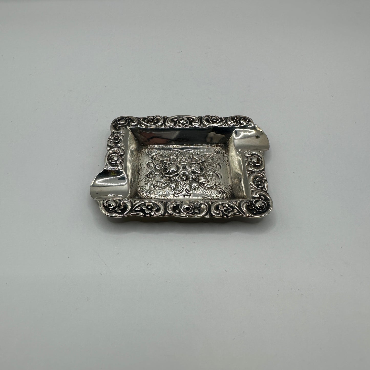 Rechteckiger Aschenbecher 800er Silber florales Relief klassische Ornamentik