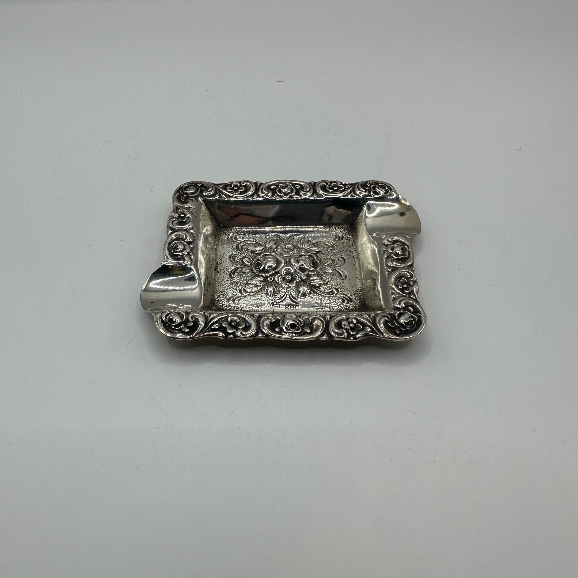 Rechteckiger Aschenbecher 800er Silber florales Relief klassische Ornamentik