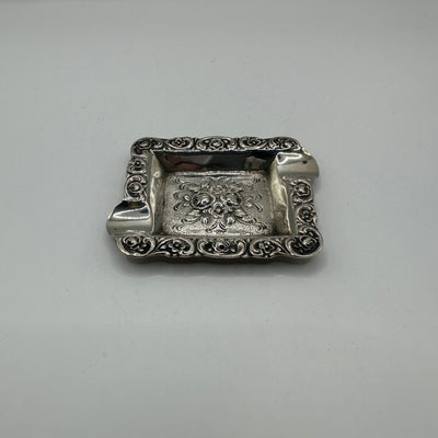 Cendrier rectangulaire en argent 800, décor floral en relief, ornementation classique
