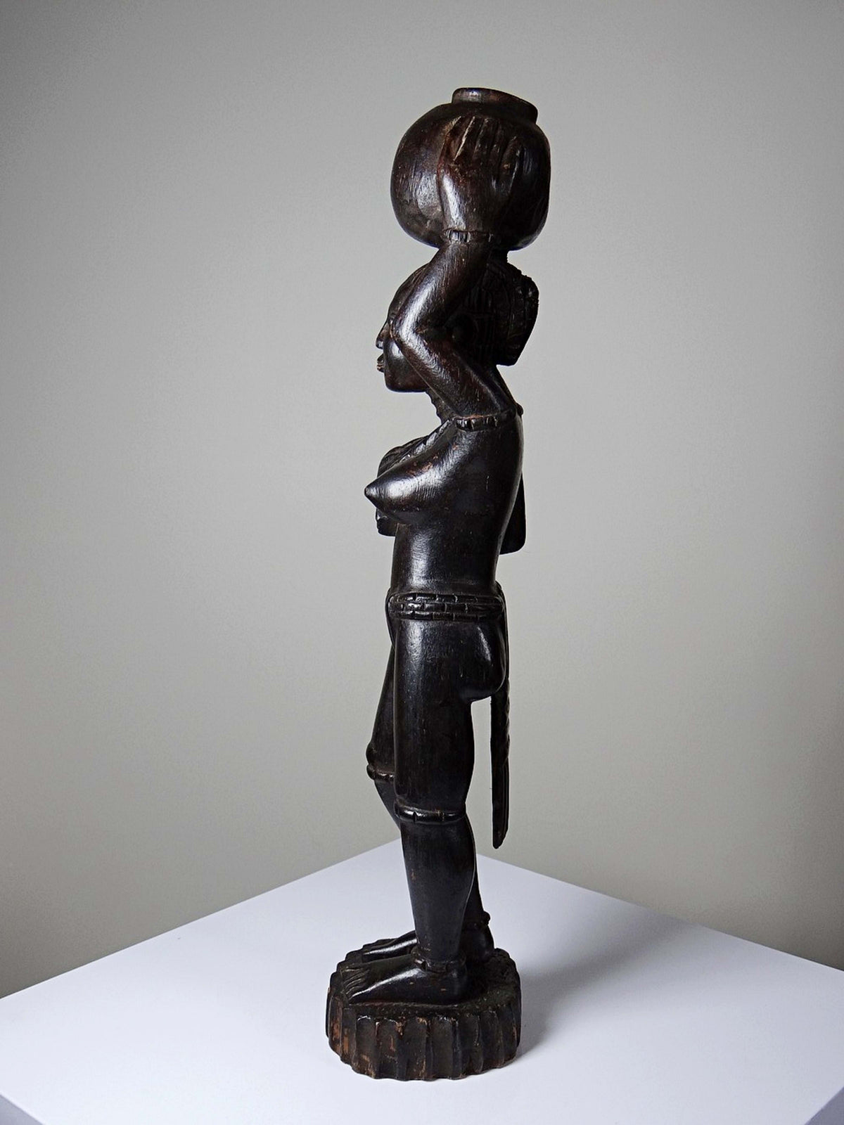 Vintage Holzskulptur "Frau mit Krug" Westafrika