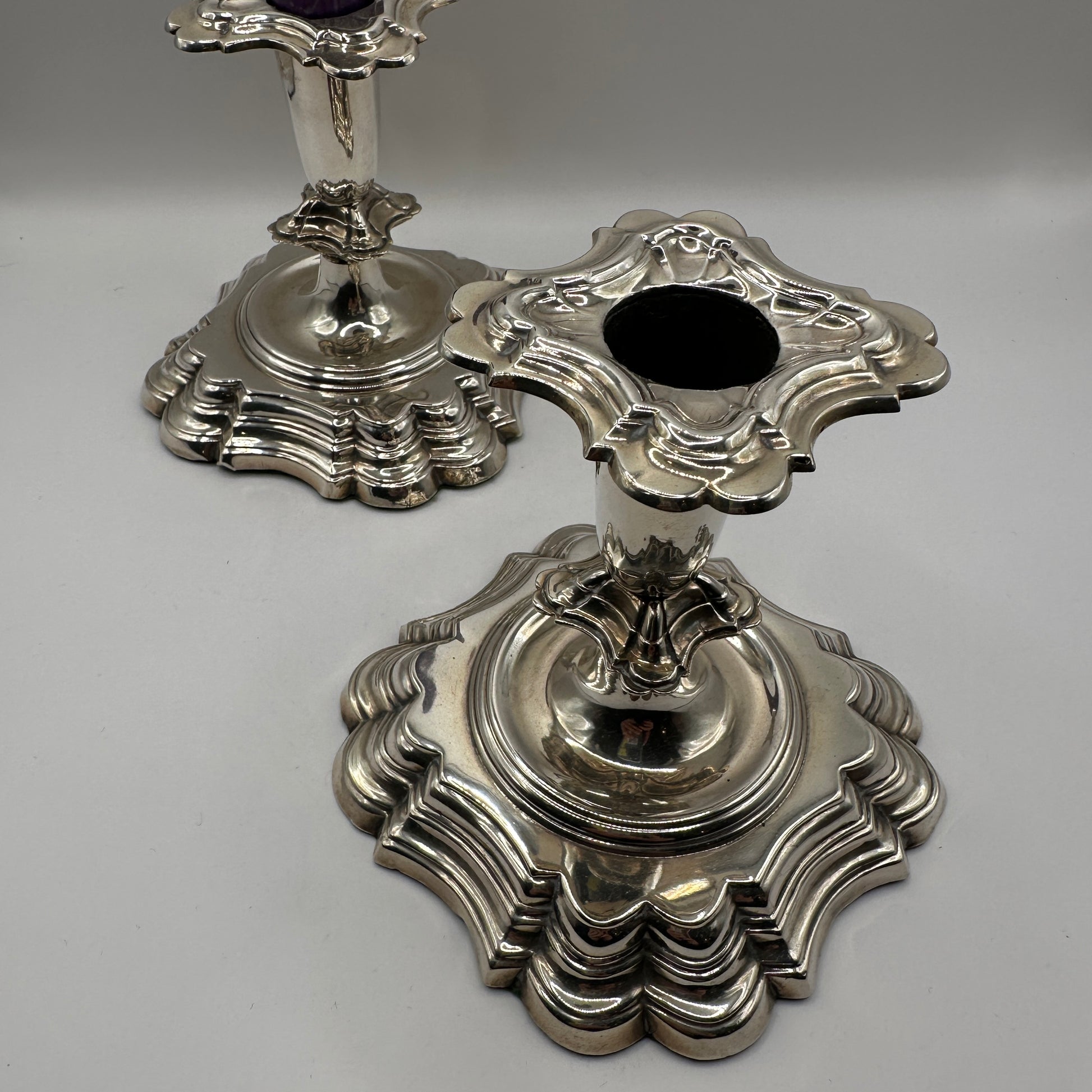 Vintage Kerzenhalter Set von 2 barocke Silberschmiedearbeit schwer gestufter Sockel