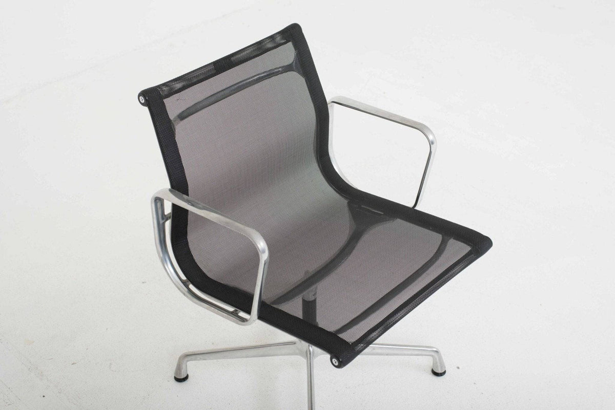 Eames EA 108 Bürostuhl von Vitra mit schwarzem Netzstoff & Aluminium poliert - 2nd home