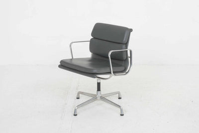 Chaise de bureau Eames EA 208 de Vitra en cuir gris à la pièce