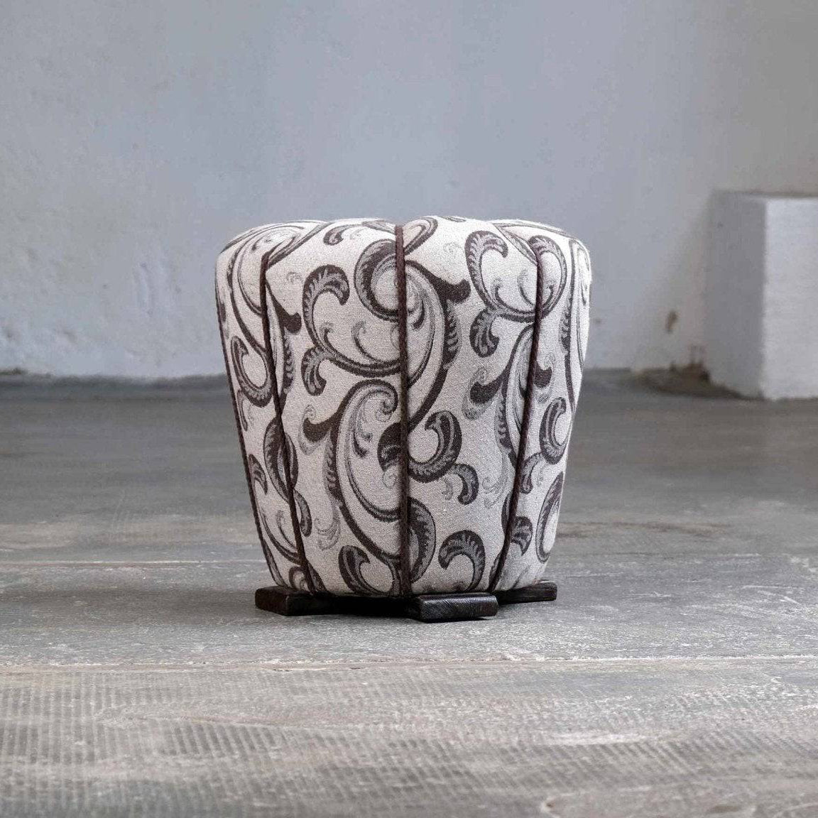 Gemusterer Art déco Pouf von Jindrich Halabala - 2nd home